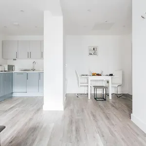 Apartment Contemporary Two Bedroom Duplex - Secluded With Parking In A Prime Location, Bournemouth