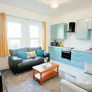 Apartment Flat-c, 4 Adults, 20 Mins To Beach, Netflix, Wifi, Sleeps 4 Adults, Bournemouth