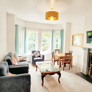 Apartment Flat-b, 4 Adults, 20 Mins To Beach, Netflix, Wifi, Sleeps 4 Adults, Bournemouth