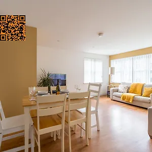 Modern 3 Bedroom Apt Near City Centre Parking Included Belfast